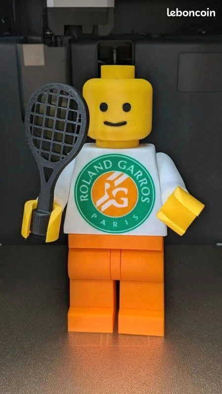 Figurine style tennis – Terre battue et raquette à la main 🎾 (20cm)